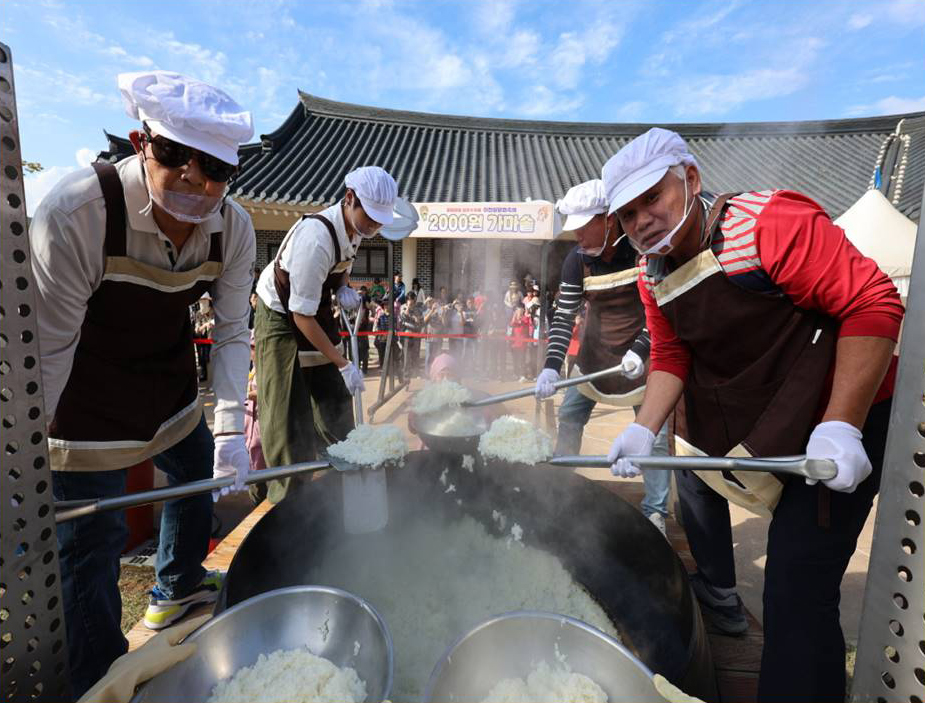 Cauldron Rice for 2,000 People at 2,000 Won, Icheon Rice Culture Festival