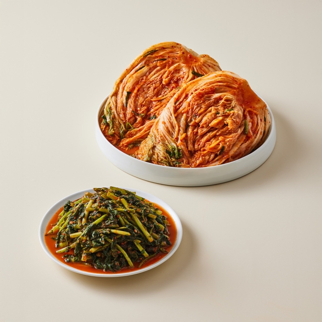 Pulmuone Four-Season Crunchy Whole-Cabbage Kimchi 4kg and Young Radish Kimchi 2kg