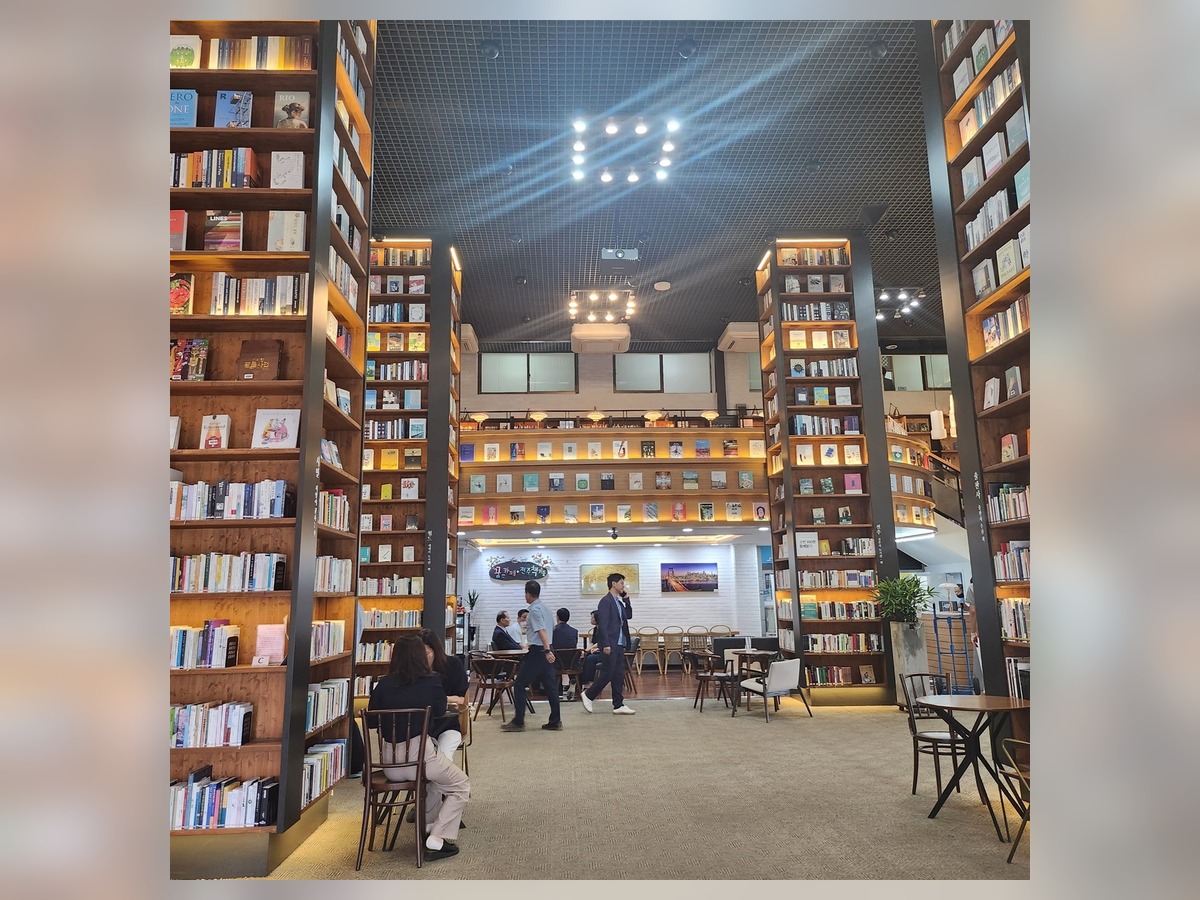 Book Pillar Library