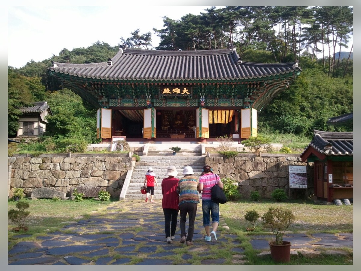 용흥사 대웅전
