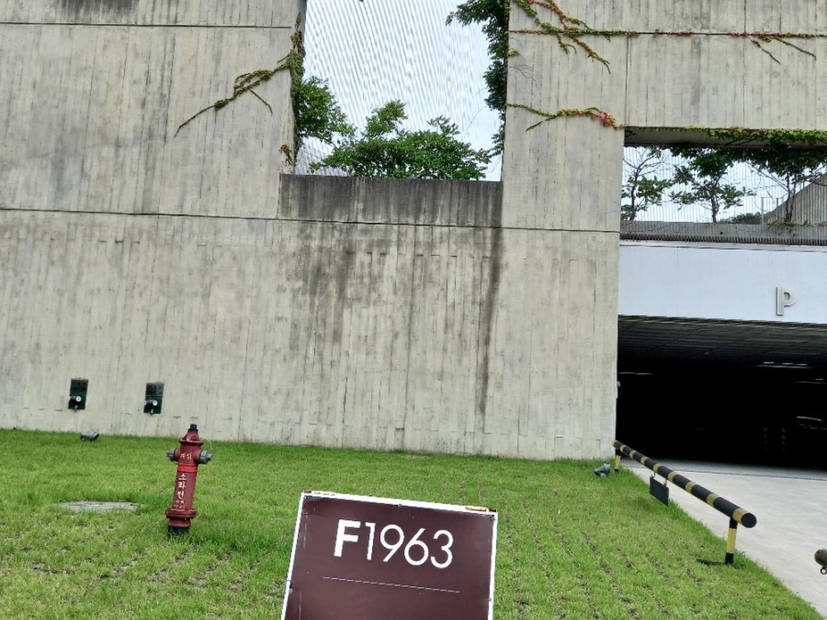 F1963